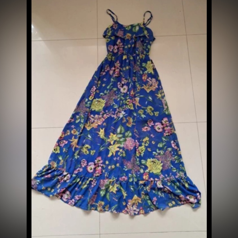 Rachel & Chloe -floral print, blue maxi dress 
Ruffle detail